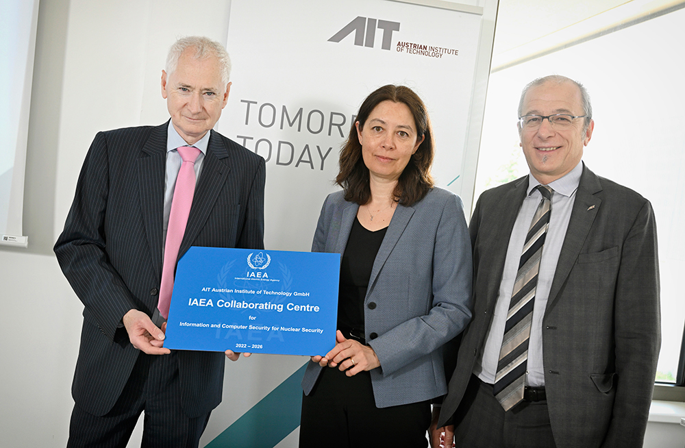 Gruppenbild von vlnr: Anton Plimon (AIT Managing Director), Lydie Evrard (IAEA Deputy Director General und Head of the Department of Nuclear Safety and Security), Helmut Leopold (Head of AIT Center for Digital Safety & Security); Credit: AIT / Zinner
