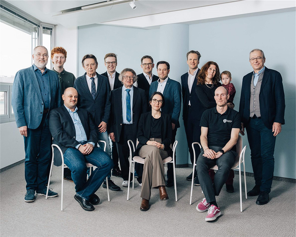 Fake-Shop Detector Team © Gregor Hofbauer; stehend von links: Ross King (AIT), Lukas Ziegler (X-Net), Thomas Ruzicka (AIT), Nicholas Lamprecht (X-Net), Wolfgang Grabuschnig (AIT), Thorsten Behrens (ÖIAT), Michael Mürling (AIT), Bernhard Jungwirth (ÖIAT), Katharina Kloiber (X-Net), Helmut Leopold (AIT); sitzend von links: Wolfgang Eibner (X-Net), Louise Beltzung (ÖIAT), Andrew Lindley (AIT); Fotocredit: Gregor Hofbauer