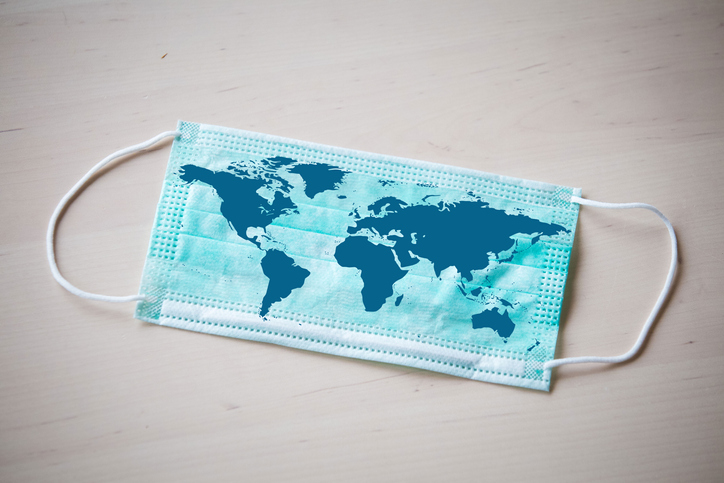 Mund-Nasenschutz mit einer Weltkarte darauf gedruckt