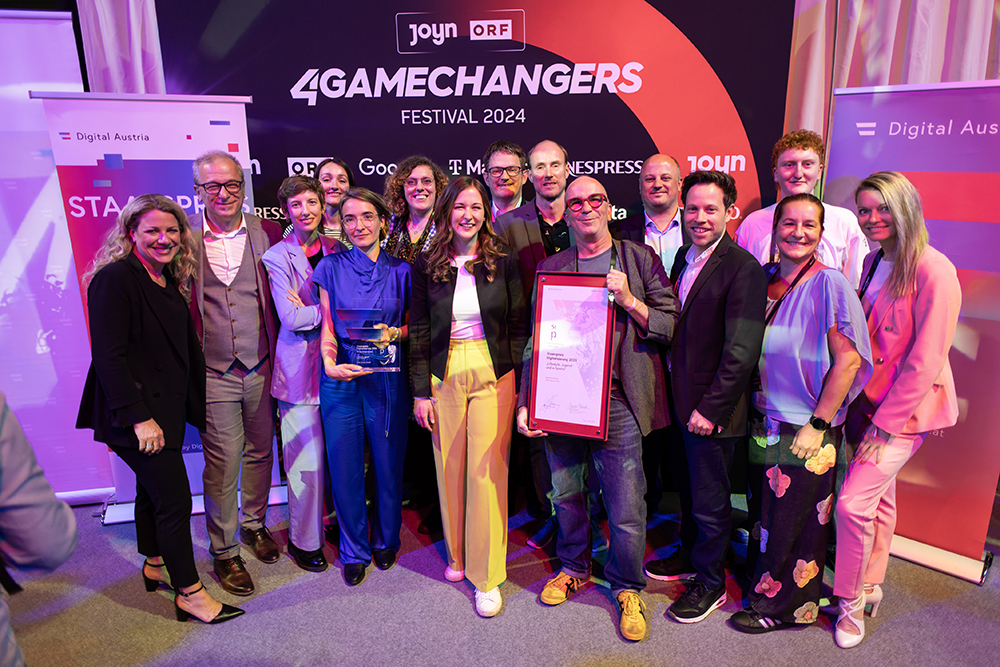 Preisverleihung Staatspreis Digitalisierung, (v.l.n.r.): Nina Kaiser (Gründerin 4Gamechanger Festival), Helmut Leopold (AIT), Julia Krickl (ÖIAT), Sandra Pöheim (ÖIAT), Louise Beltzung (ÖIAT), Valentine Auer (ÖIAT), Digitalisierungsstaatssekretärin Claudia Plakolm, Thorsten Behrens (ÖIAT), Andrew Lindley (AIT), Nikolaus Dürk (X-Net), Wolfgang Eibner (X-Net), Michael Mürling (AIT), Lukas Ziegler (X-Net), Verena Serini (AIT), Agnes Jodkowski (AIT). Fotocredit: BKA–Christoph Dunker