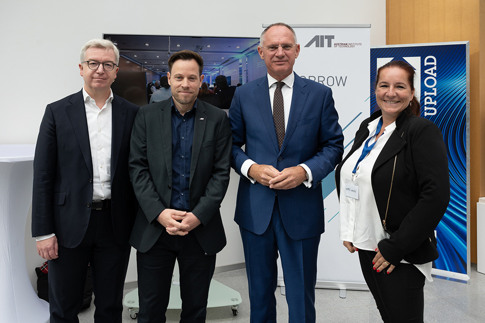 Im Bild (vlnr.): KSÖ-Präsident Michael Höllerer, Michael Mürling (AIT), Innenminister Gerhard Karner, Verena Serini (AIT) (Bildcredit: BMI/Jürgen Makowecz)