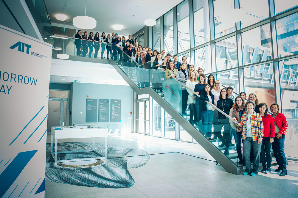 Gruppenfoto im AIT Foyer in Wien