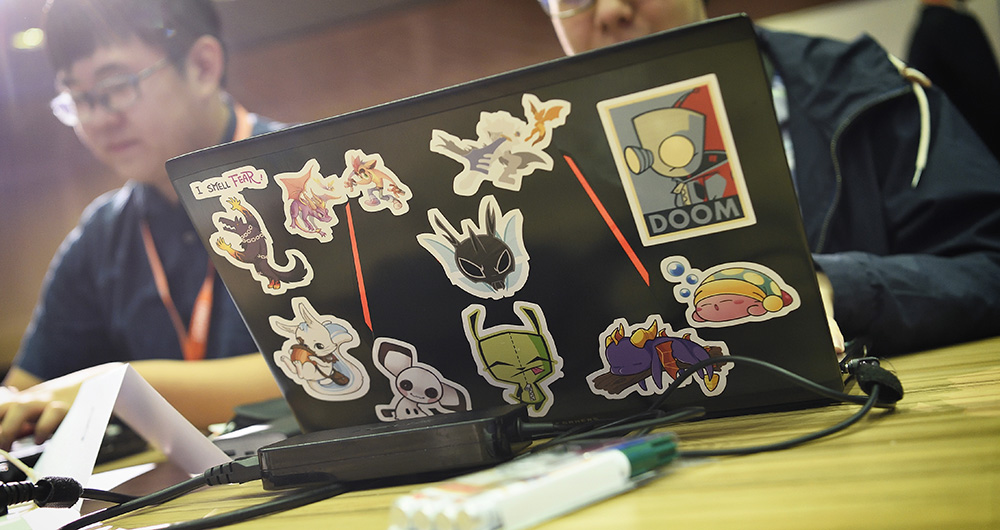 Laptop mit Sticker beklebt