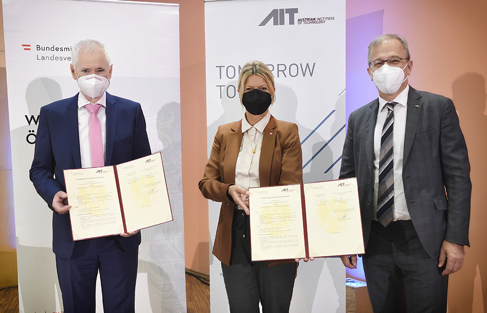 Persons with cooperation contract, f.l.t.r.: Anton Plimon (Managing Director AIT), Minister of Defense Klaudia Tanner, Helmut Leopold (Head of Center for Digital Safety & Security, AIT)