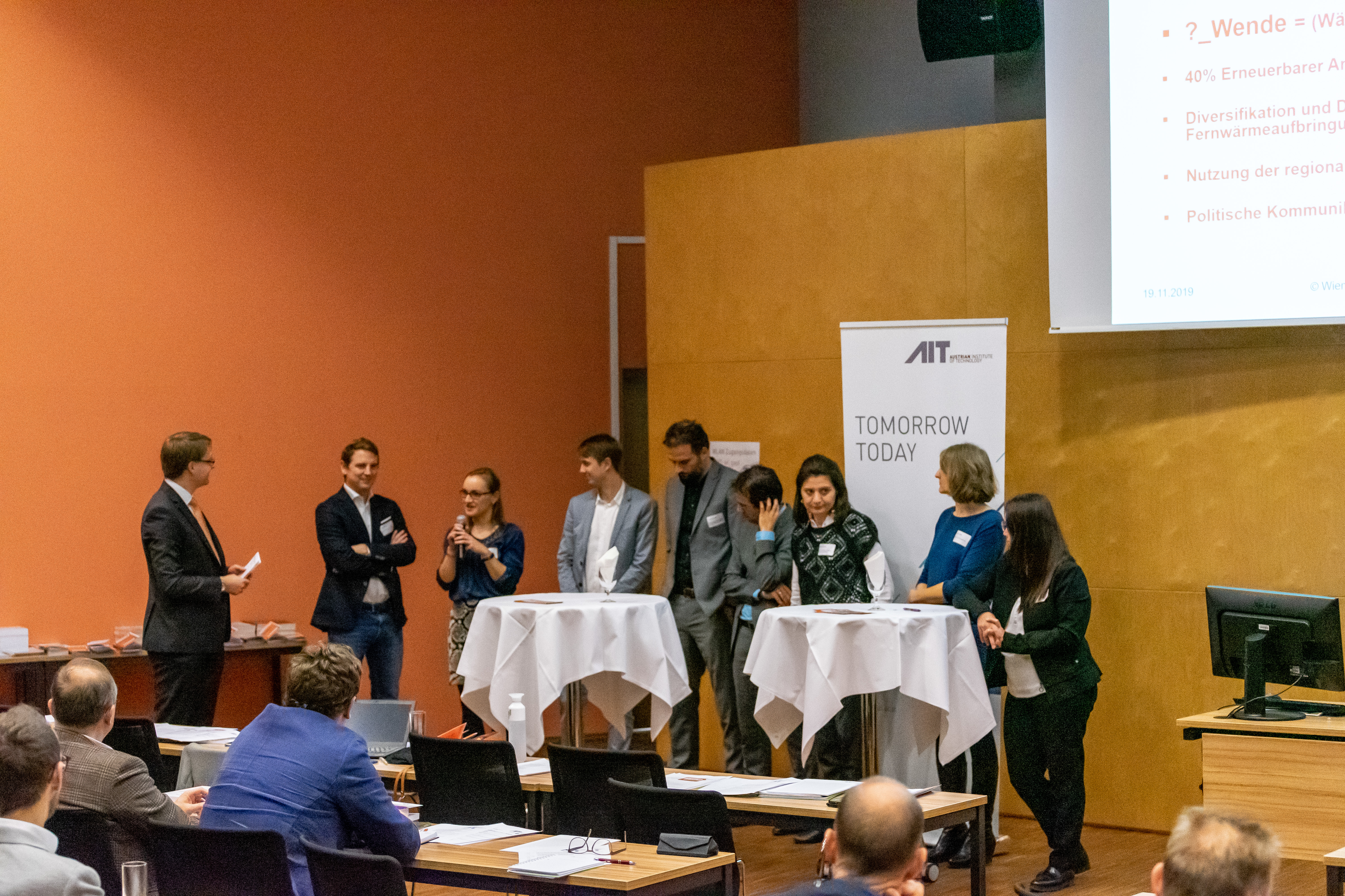 Alle Speaker stehen nebeneinandergereiht 