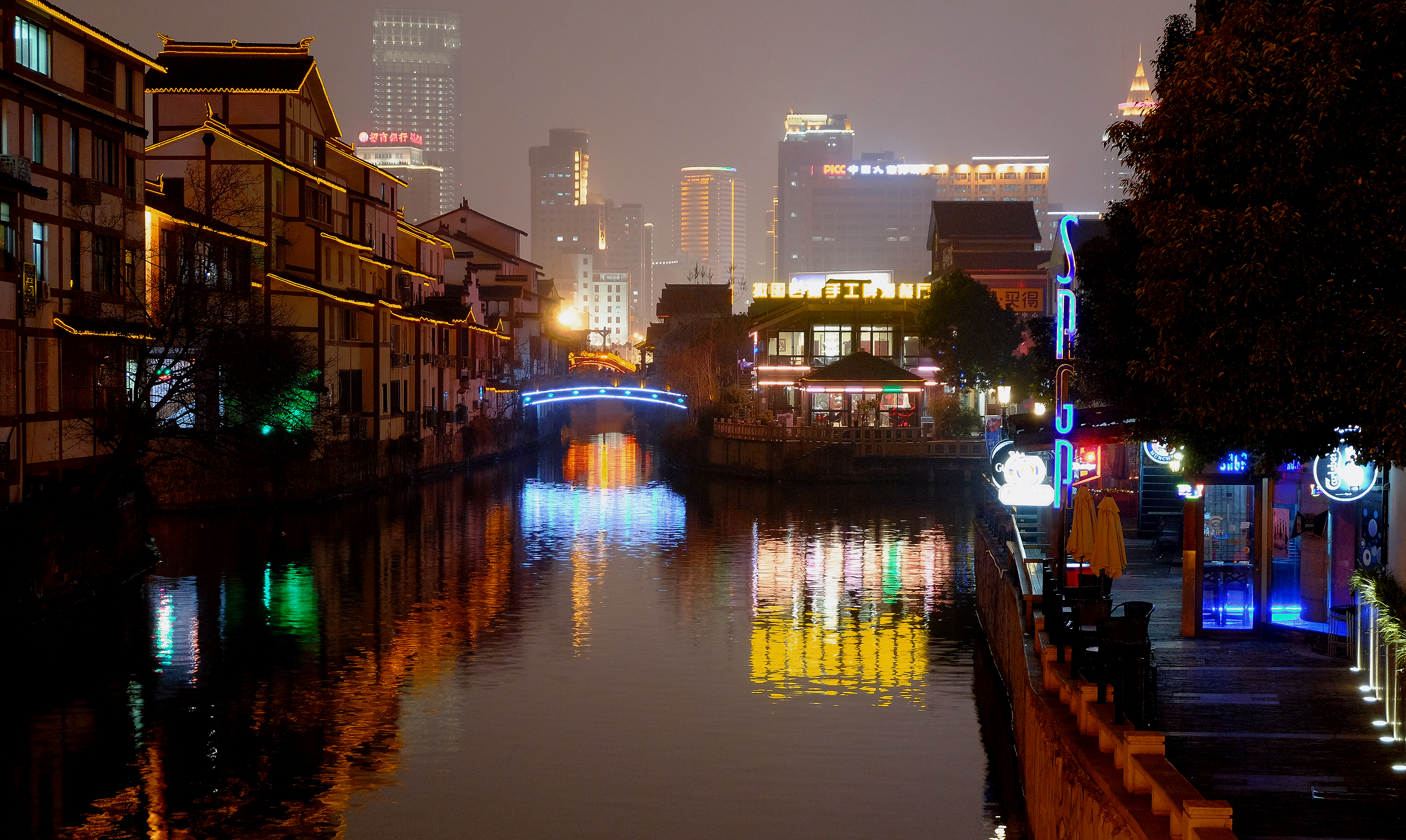 [Translate to English:] city in China by night