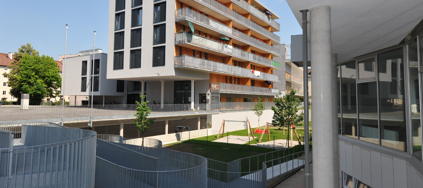 [Translate to English:] buildings where a playground is in between