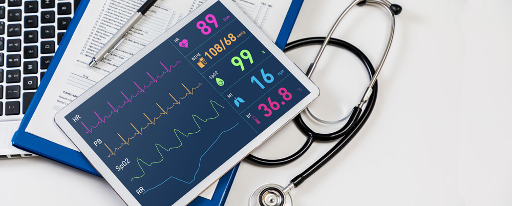 Tablet mit Gesundheitsdaten, Stift, Stetoskop und ein Formular