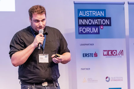 Nikolaus Pfaffenbichler präsentiert sein Projekt mit einem Mikrofon in der Hand