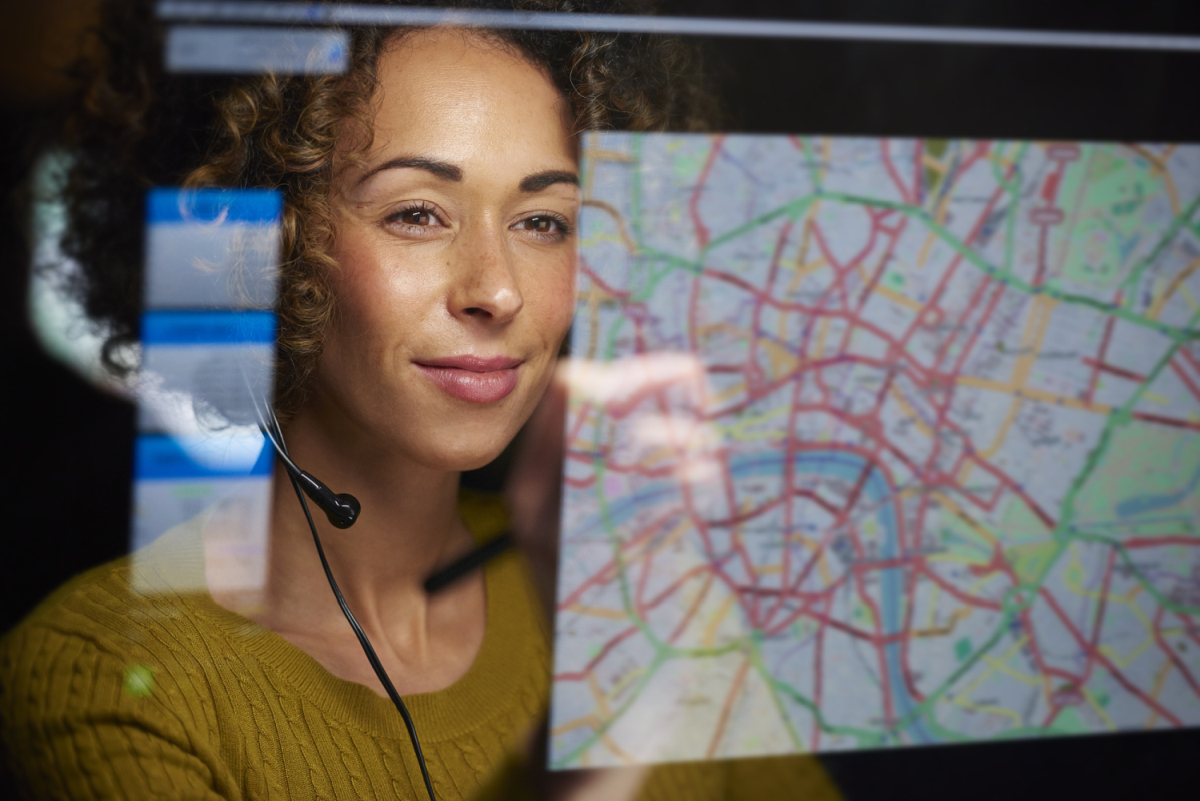 Frau vor PC, Tourenplanung