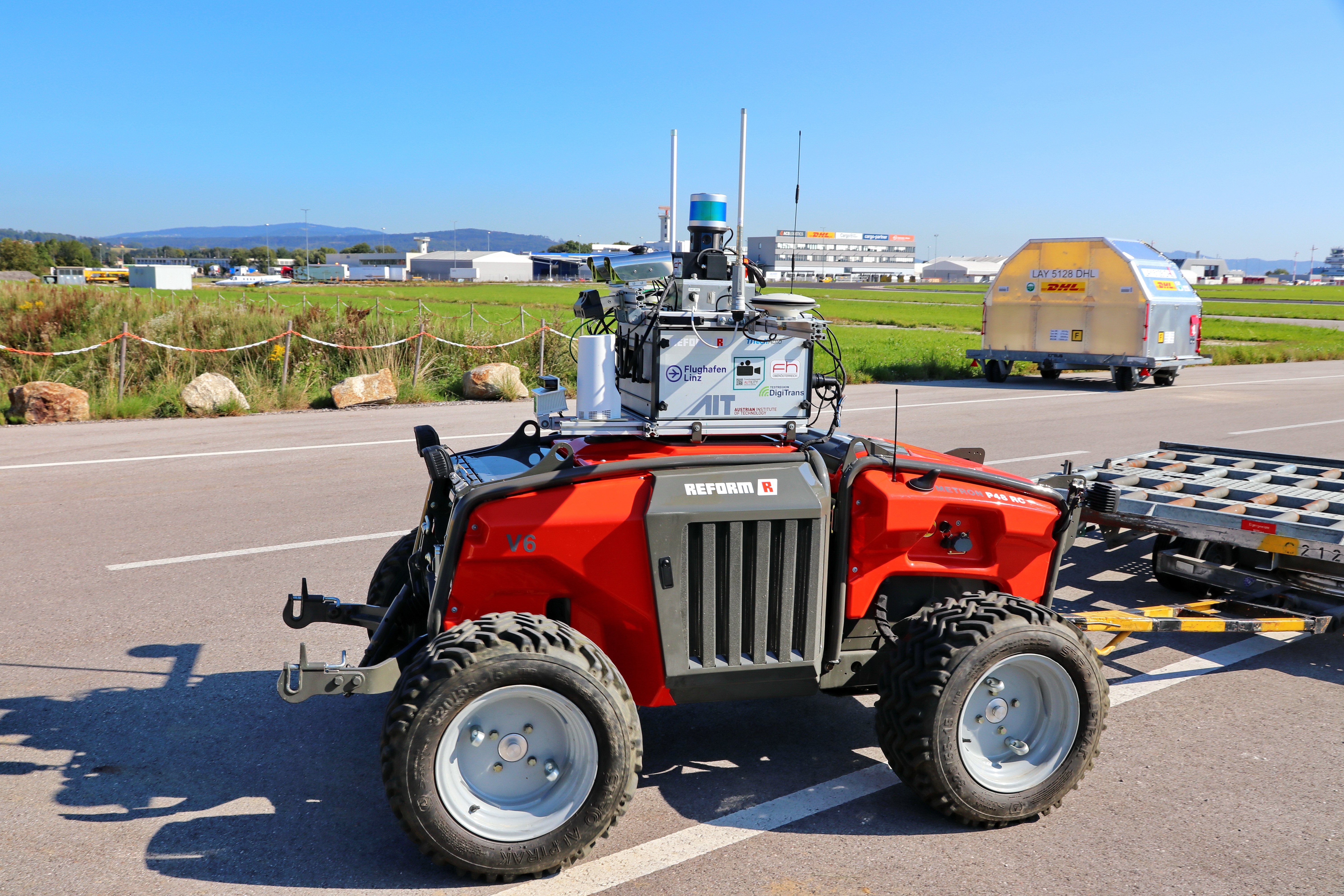 Automatisiertes Fahrzeug mit Sensoren. Im Hintergrund der Flughafen Linz. Copyright Flughafen Linz