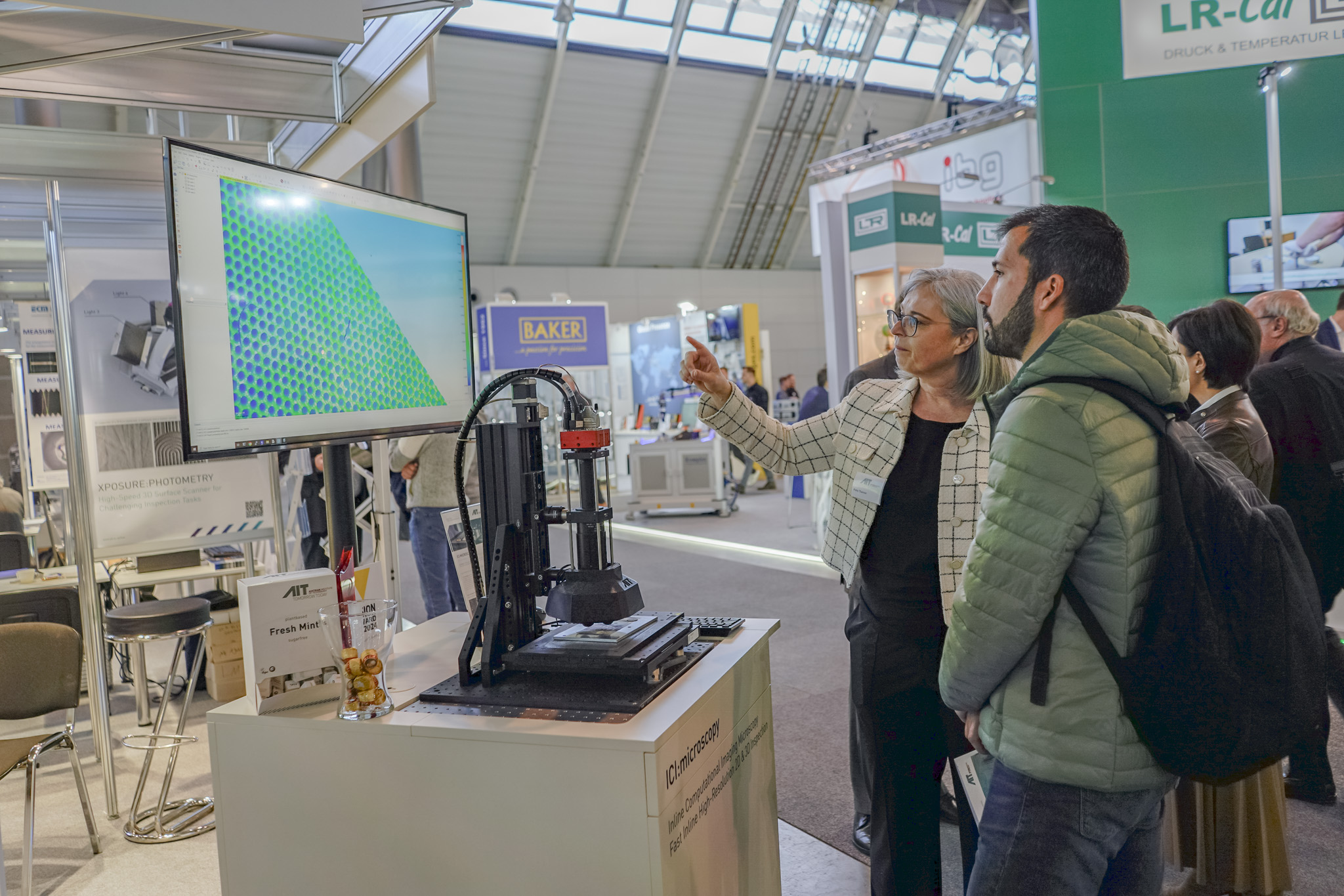Petra Thanner erklärt 3D Mikroskop auf der Messe Control