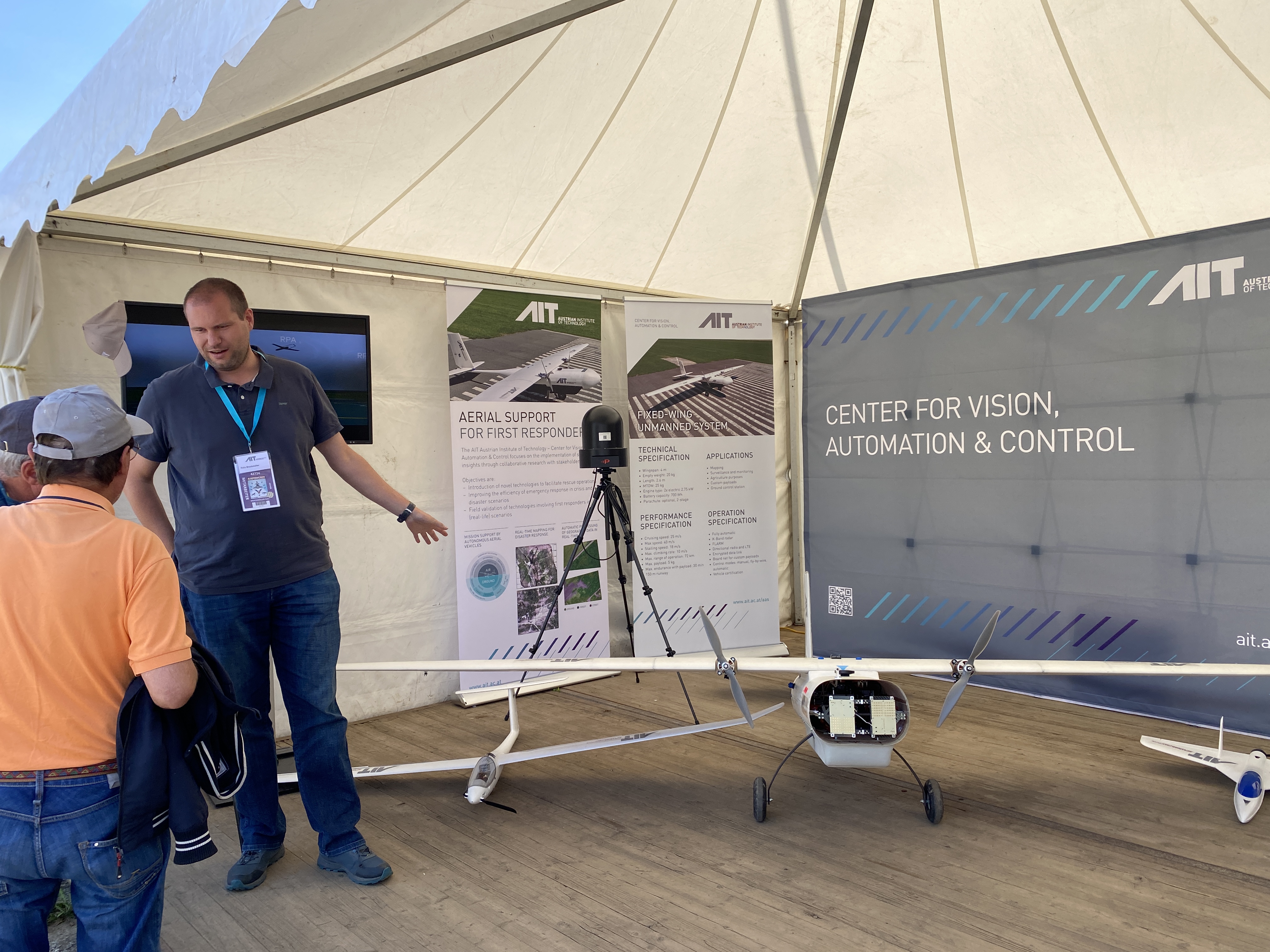 Felix Bruckmüller vom AIT auf der Airpower im Gespräch einem Besucher
