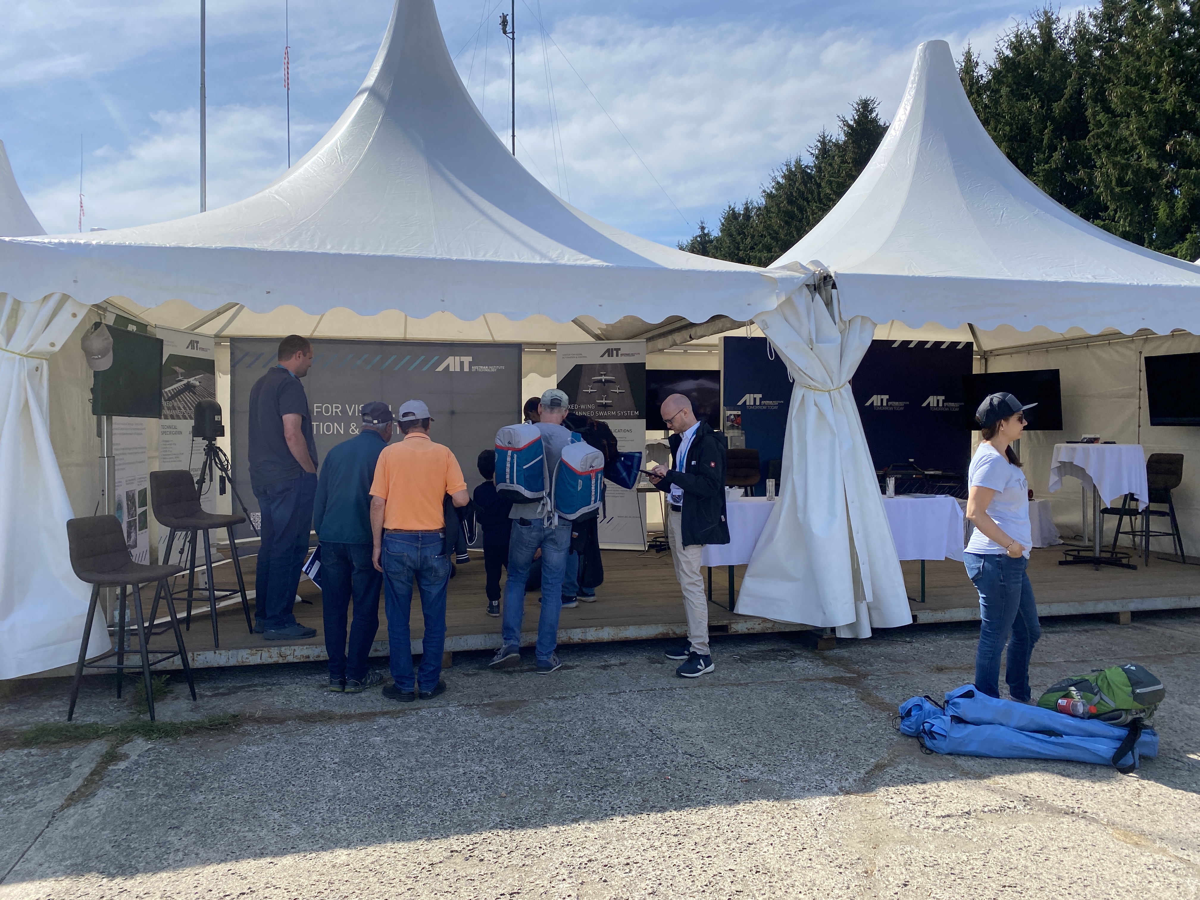 Besucher der Airpower vor dem AIT Stand