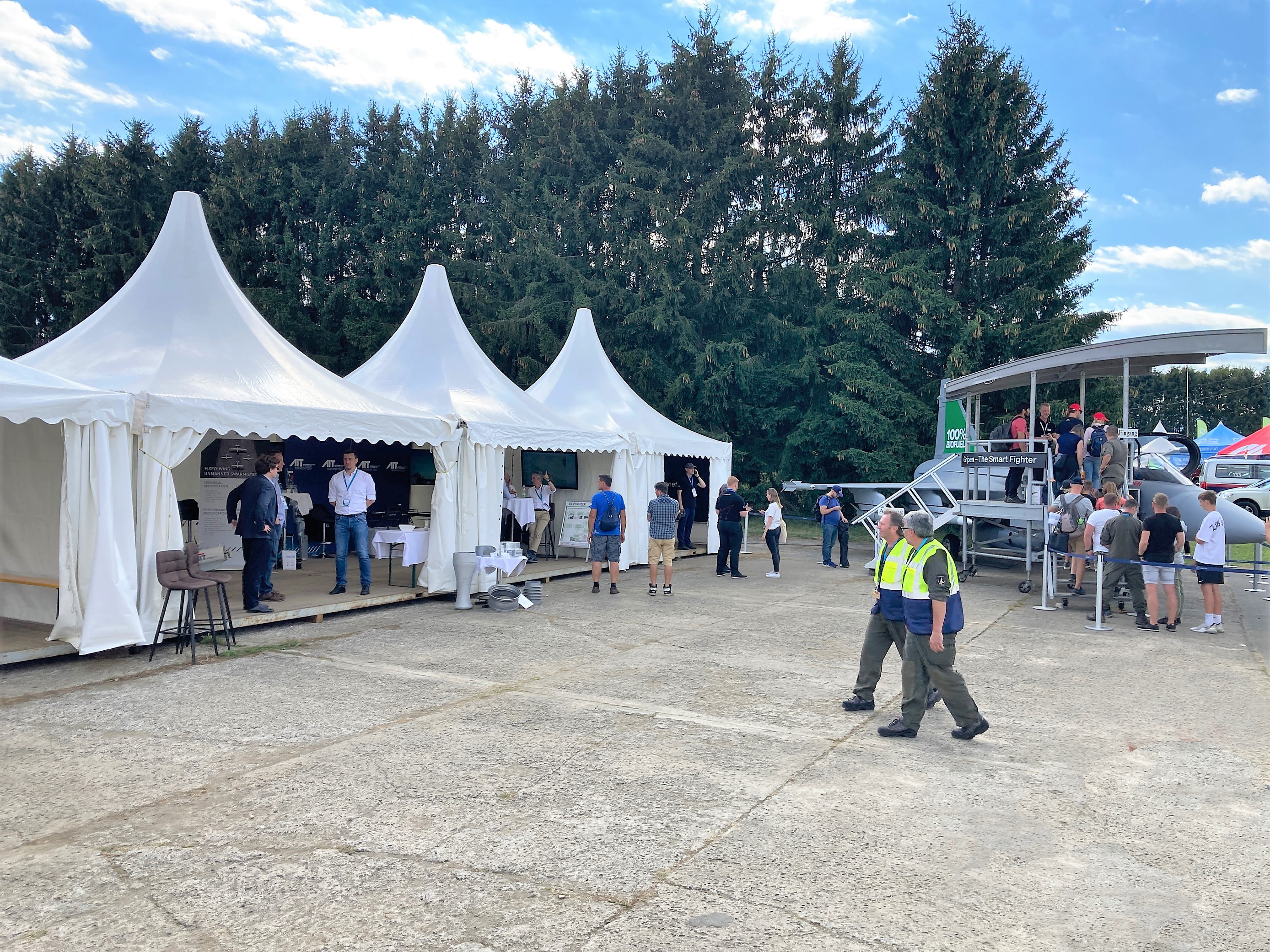 AIT Zelte auf der Airpower von außen