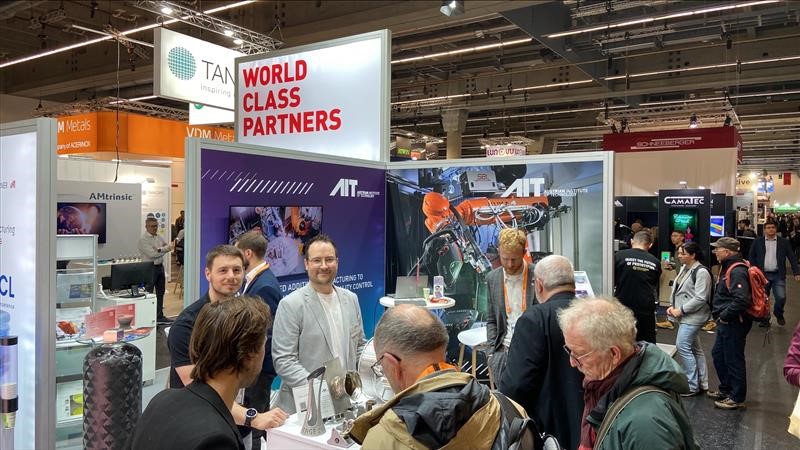 Besucher und AIT Kollegen auf dem AIT Stand mit 