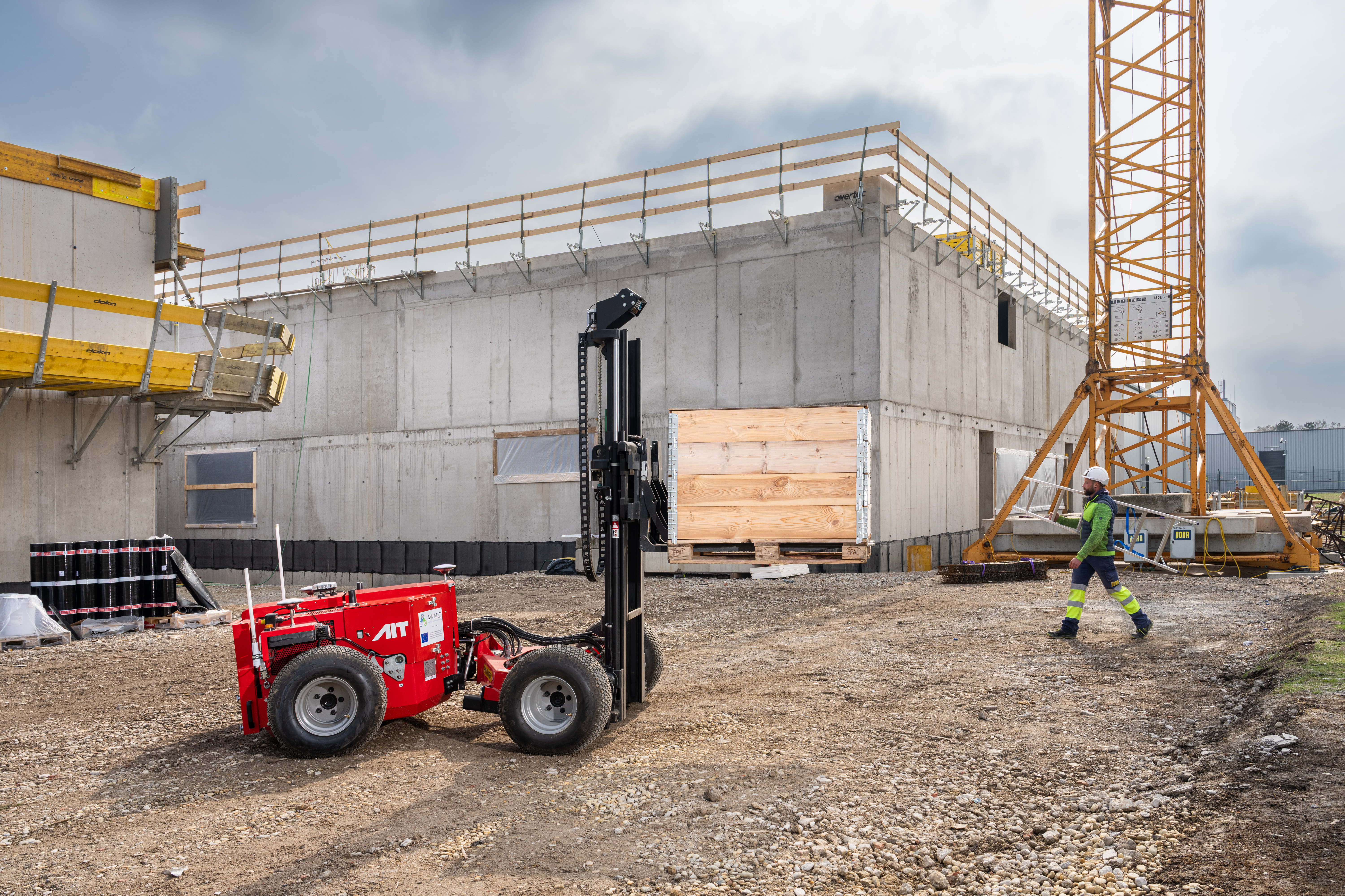 Autonomous forklift truck in red with a pallet on a construction site: Copyright AIT/tm-photography