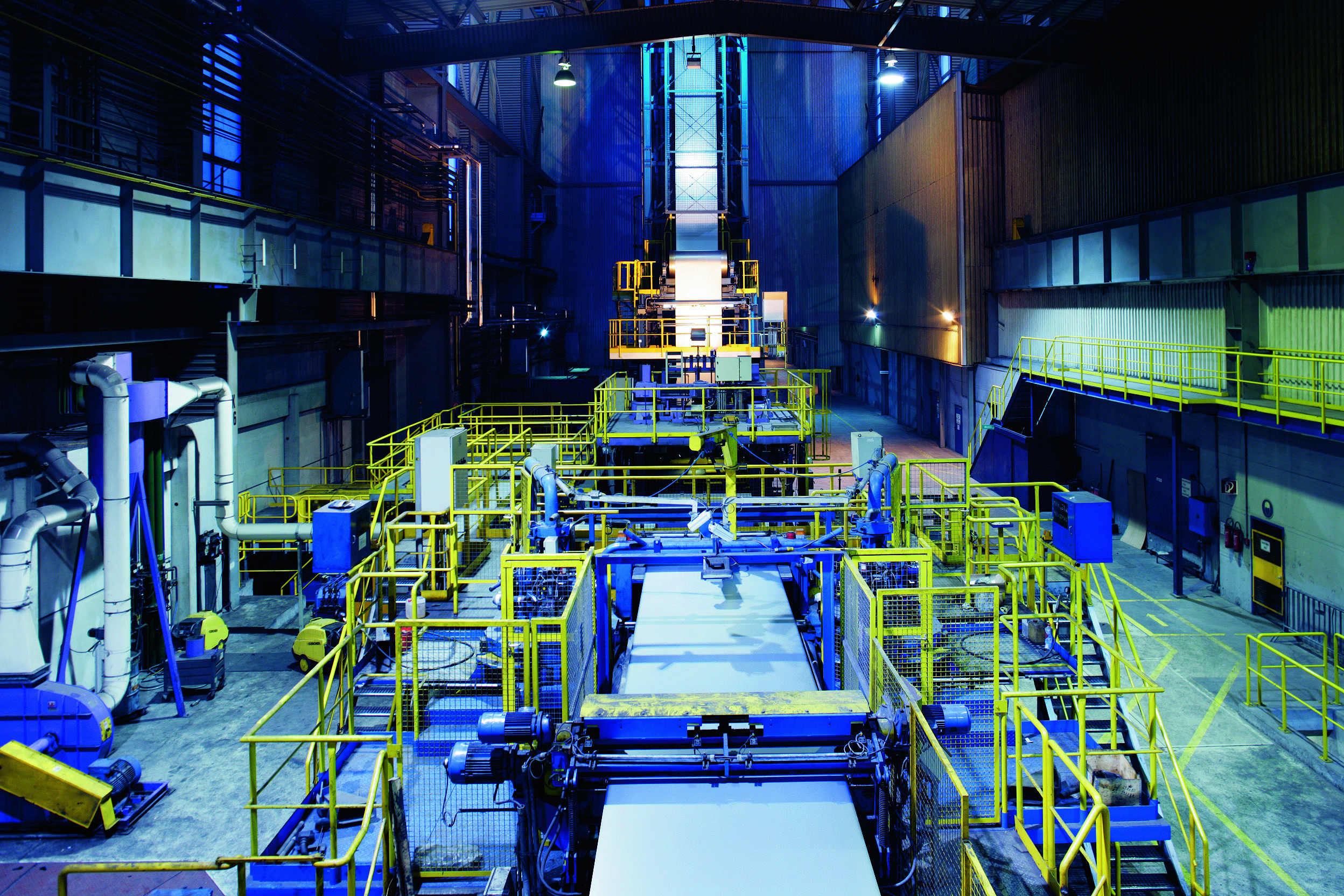 Breites Stahlband in der Industrieanlage der voestalpine. 